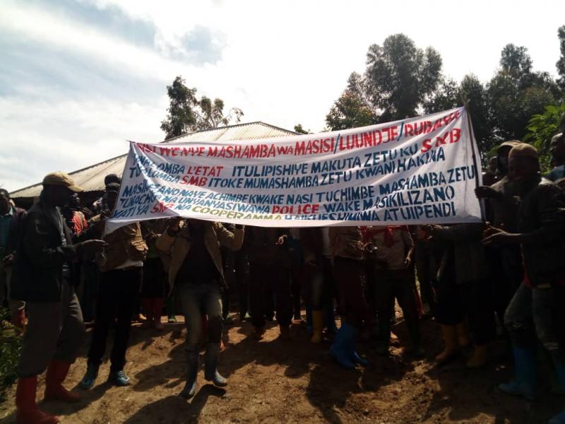 Des creuserus manifestent à Rubaya / Ph. Jonathan Kombi 