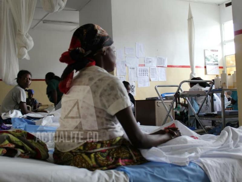 Femme sur un lit d'hôpital.