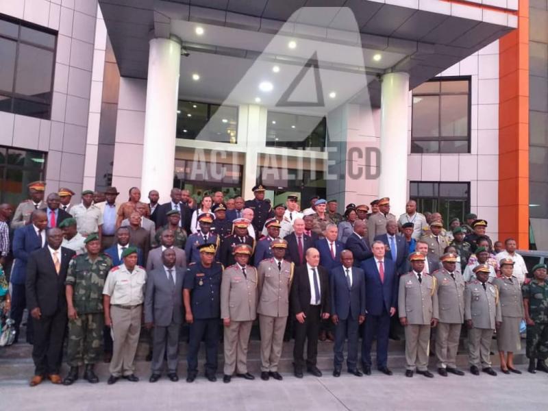 Visite de Jean-Yves Le Drian, ministre français des affaires étrangères avec les officiers au centre de hautes études de stratégie et de défense à Kinshasa/Ph Will Cleas Nlemvo