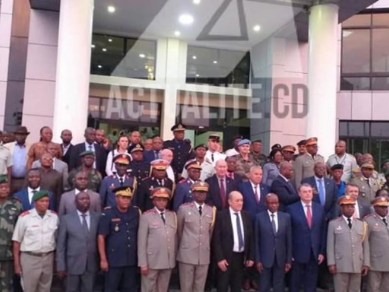 Jean-Yves Le Drian, ministre français des affaires étrangères lors de sa visite chez les officiers au centre de hautes études de stratégie et de défense à Kinshasa/Ph Will Cleas Nlemvo