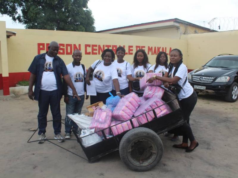 Des bandes hygiéniques apportées par l'Asbl "Outre Neuve" aux femmes détenues de la prison de Makala