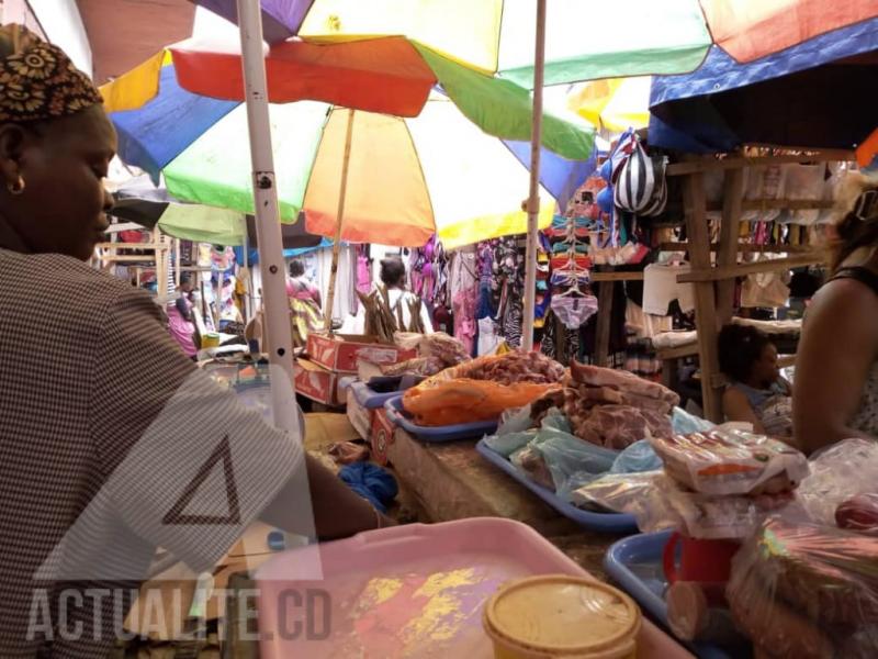 Vendeuse au marché central