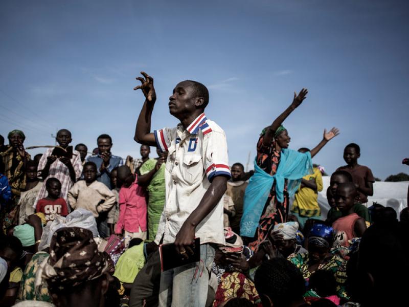 Un prêtre congolais lors d’une séance de prières dans un camp de déplacés à Bunia, le 27 février 2018.