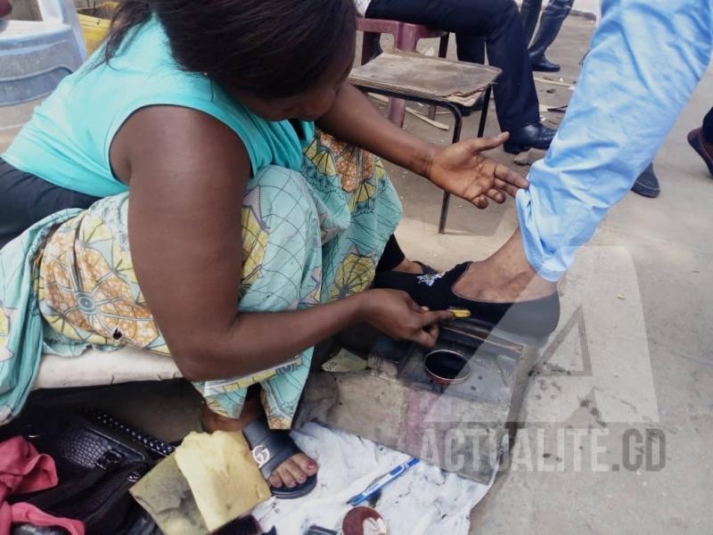  Immersion dans l’universe de Dorcas Sungu,  cireuse des chaussures au Ministère des affaires étrangères