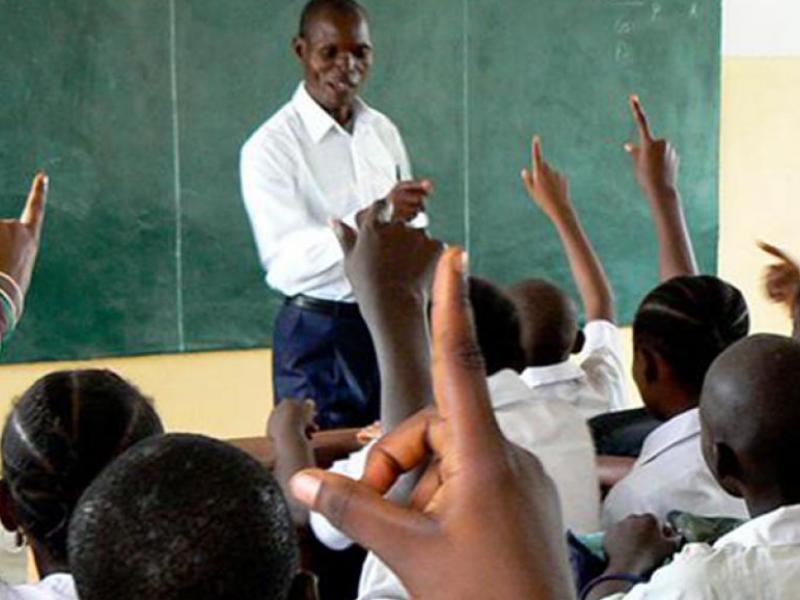 Enseignant dans une salle de classe (photo droits tiers)