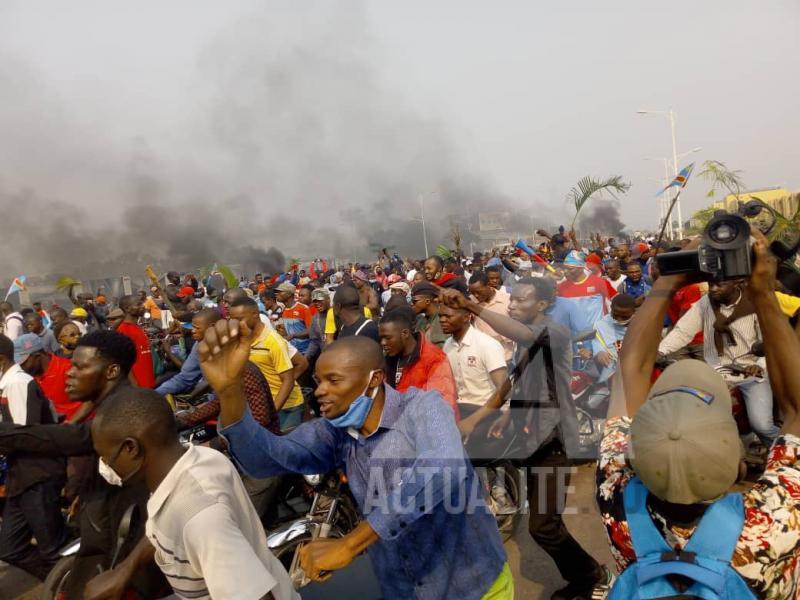 Les militants de l'UDPS aux alentours du palais du peuple. Ph. Berith Yakitenge ACTUALITE.CD