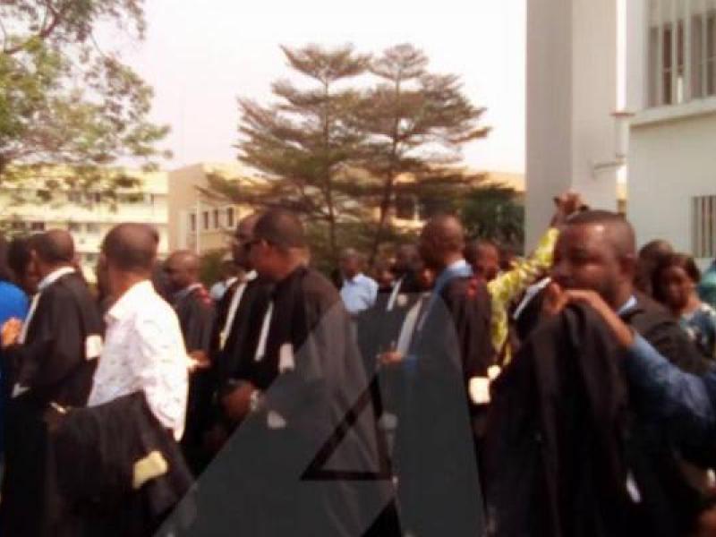 Magistrats devant le Palais de justice à Kinshasa 