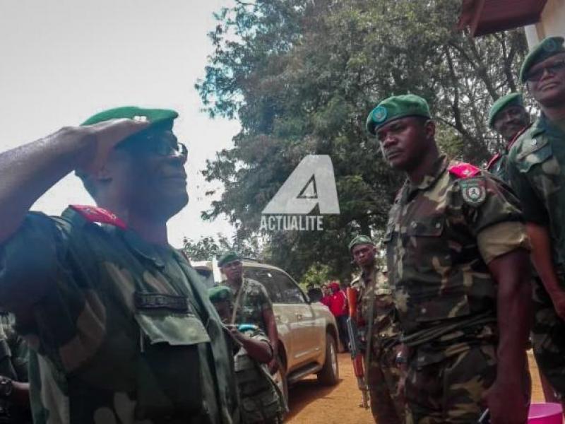 Le général Célestin Mbala, chef d'état-major des FARDC recevant l'honneur à Beni/Ph Yassin Kombi ACTUALITE.CD