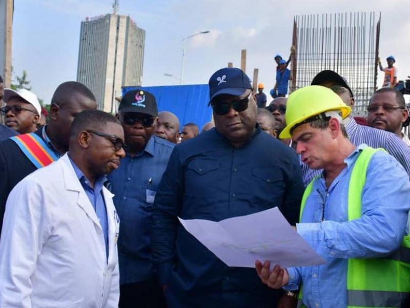 Benjamin Wenga et Félix Tshisekedi dans un chantier de saut-de-mouton. Ph. ACTUALITE.CD