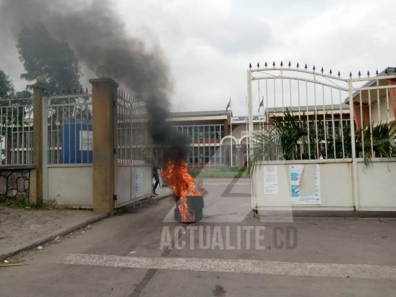 Manifestation des agents de la riposte contre Covid-19 manifestent devant leur QG/Ph ACTUALITE.CD