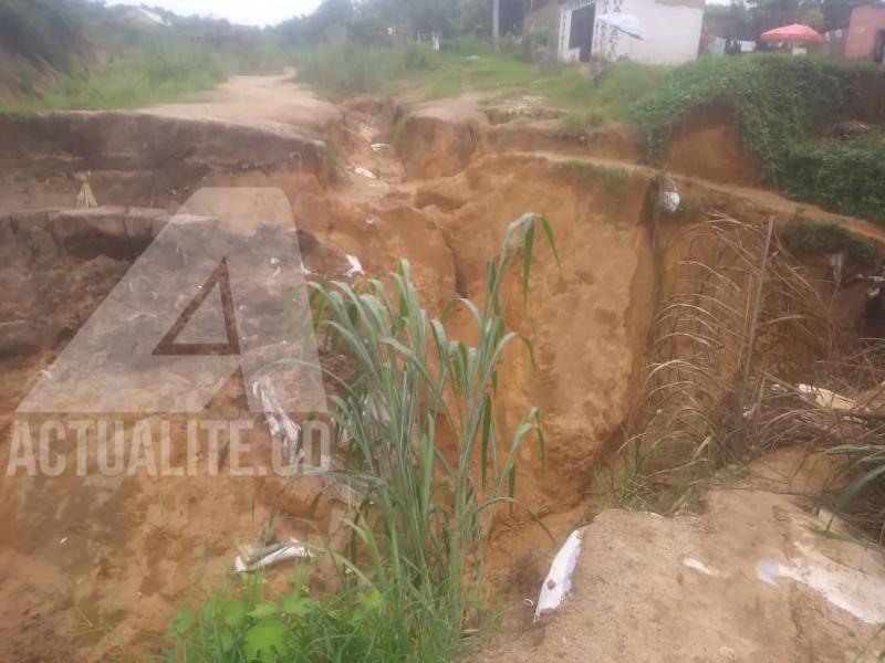 Une avenue détruite par les têtes d'érosion dans la commune de Ngaliema à Kinshasa/Ph ACTUALITE.CD