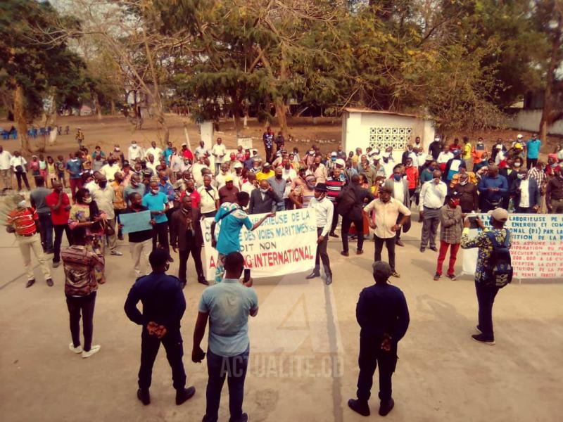 Descente des agents de la CVM Boma à la mairie. Ph. ACTUALITE.CD.