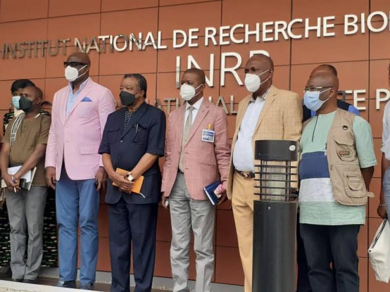 La délégation de la FECOFA conduite par Constant Omari reçue à l'INRB par le Dr. Muyembe/Ph.droits tiers 