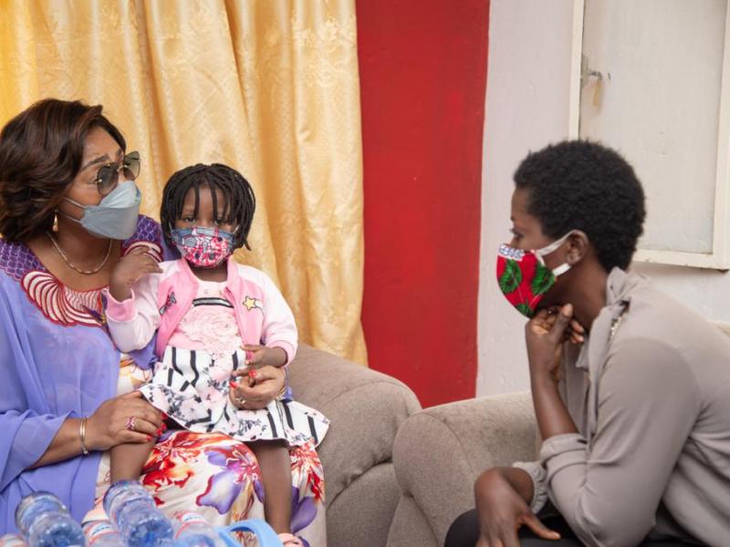 Denise Nyakeru avec la famille de Rossy Mukendi/Ph droits tiers