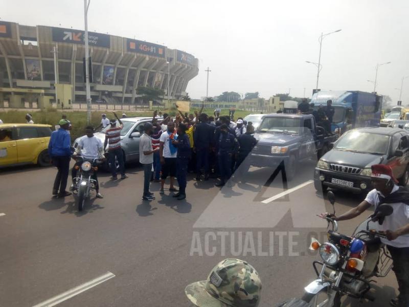 La police bloque l'accès aux alentours du palais du peuple aux manifestants anti-Malonda. Photo Ivan Kasongo/ACTUALITE.CD.