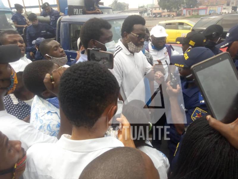 La police bloque l'accès aux alentours du palais du peuple aux manifestants anti-Malonda. Photo Ivan Kasongo/ACTUALITE.CD.