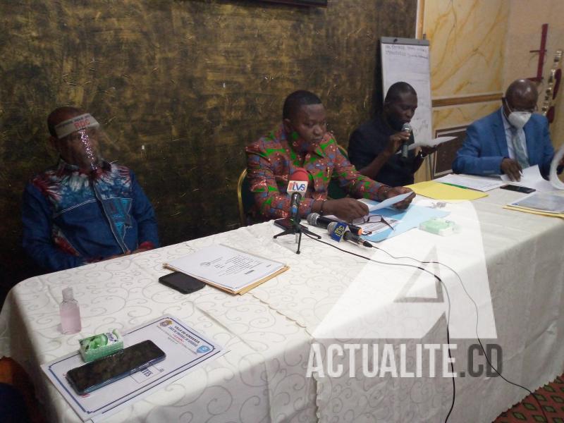 Les membres du comité de la LIFKIN, Zing Zinghat, 1er VP, Désiré Bonina, président et Pierrot Mosengo, secpro ai. Ph. ACTUALITE.CD