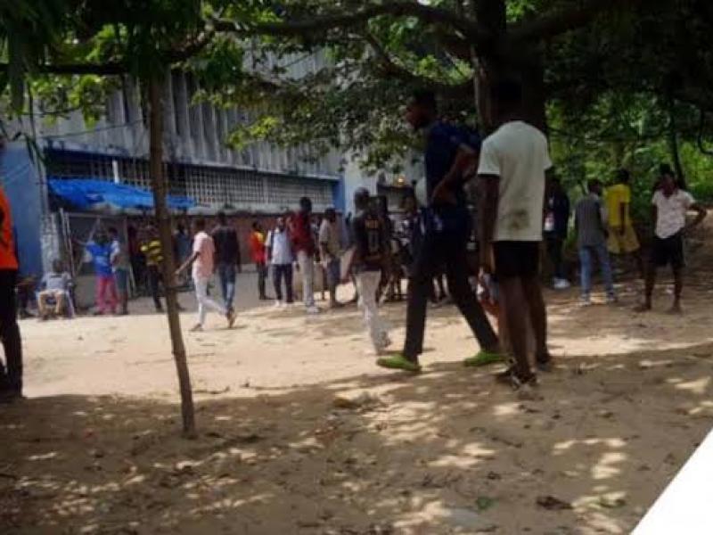 Les étudiants dans la cour de l'UNIKIN. Photo ACTUALITE.CD.