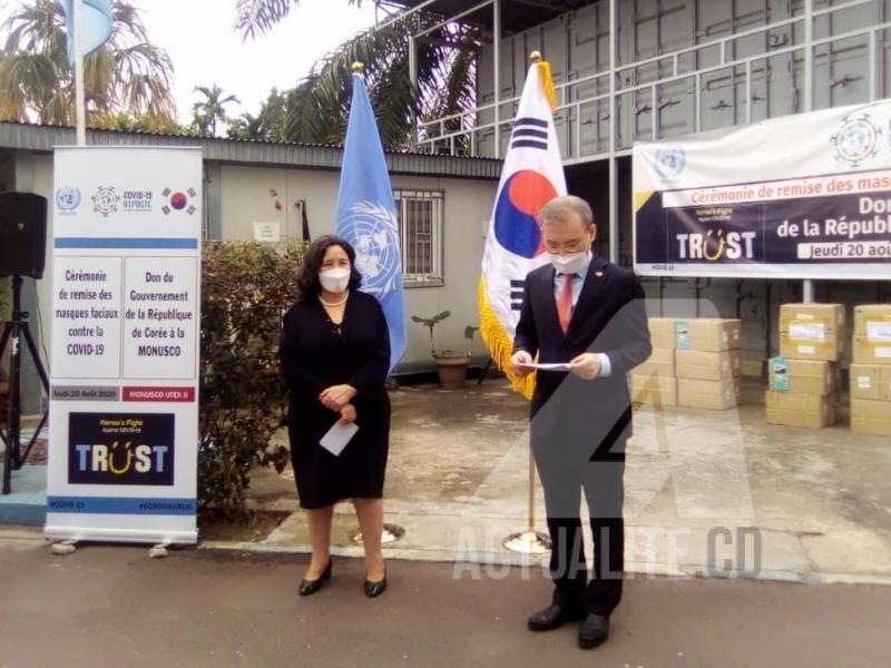 Leila Zerrougi et l'ambassadeur sud-coréen en RDC Kim Kiejoo lors de la cérémonie. Ph. ACTUALITE.CD.