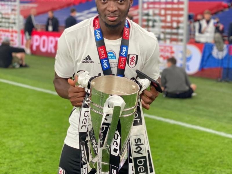 Neeskens Kebano après la victoire en finale contre Brentford 