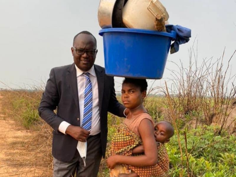 le député national Guy Mafuta avec une jeune fille kasaienne agée de 15 ans