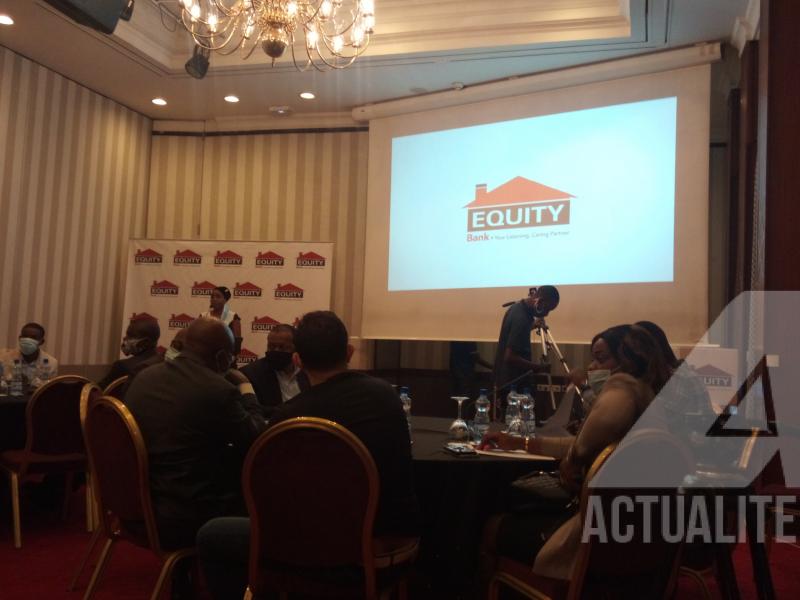 Échange entre le DG de Equity Bank et les agents bancaires. Ph. Fonseca Mansianga/ACTUALITE.CD.