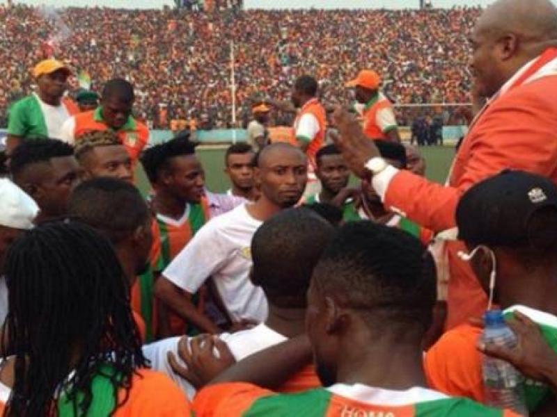 Le président Mukuna au stade Tata Raphaël lors d'une cérémonie de présentation des joueurs. Ph. Droits tiers