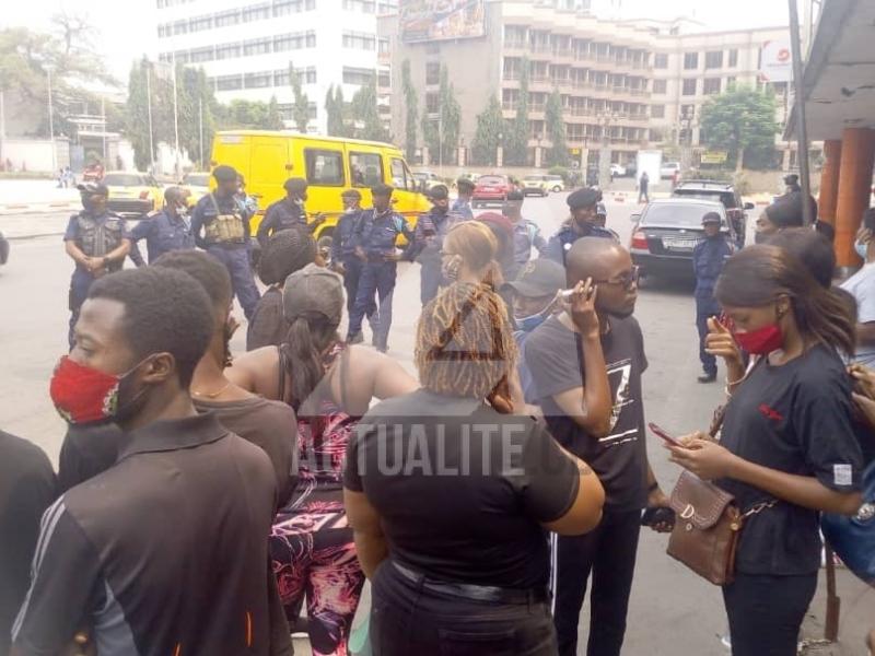 Quelques manifestants face aux éléments de la police/Ph. ACTUALITE.CD