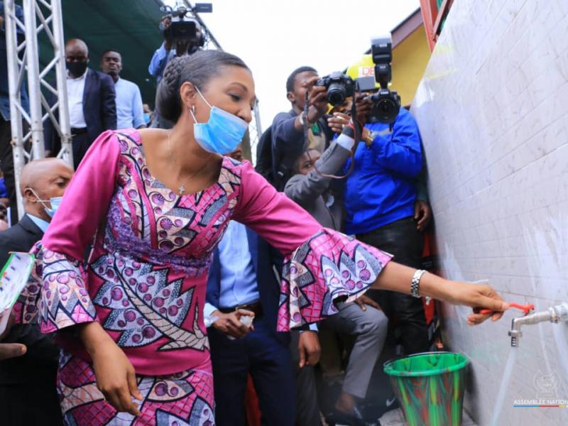 Jeanine Mabunda lors de l'inauguration du forage d'eau au quartier camp Luka