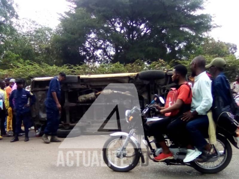 Le véhiculé accidenté à l'UNIKIN. Ph. ACTUALITE.CD.