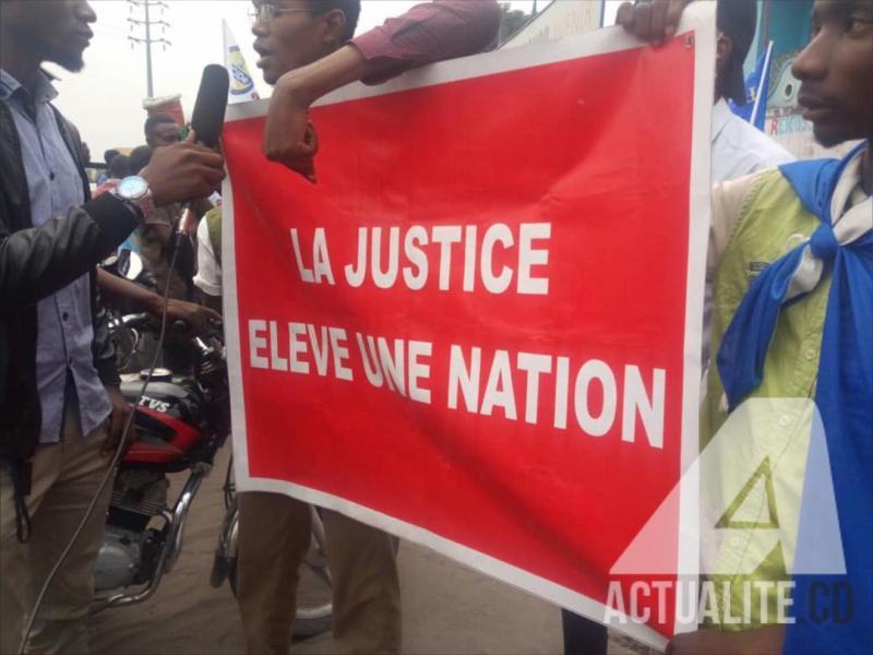 Photo brandie lors d'une manifestation politique à Kinshasa