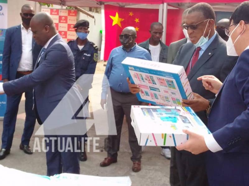 Remise symbolique du lot des Kits scolaires et de protection contre Covid-19/Ph. ACTUALITE.CD