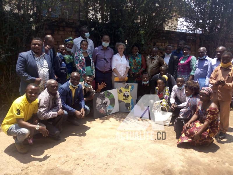 Photo de famille après la rencontre entre le Directeur national de WWF et la société civile environnementale/Ph. ACTUALITE.CD