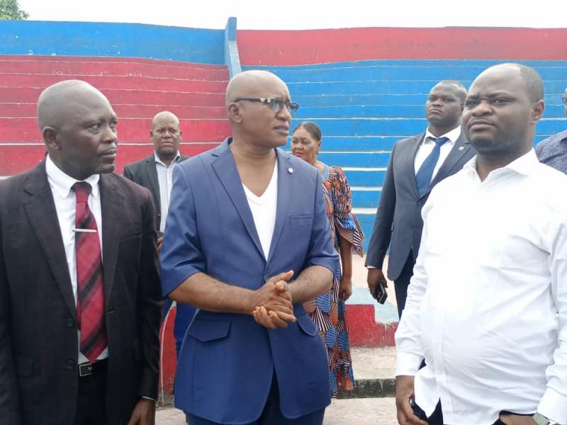 Le ministre de la Jeunesse, Billy Kambale, en pleine  inspection des travaux à l'YMCA. Ph. Droits tiers.