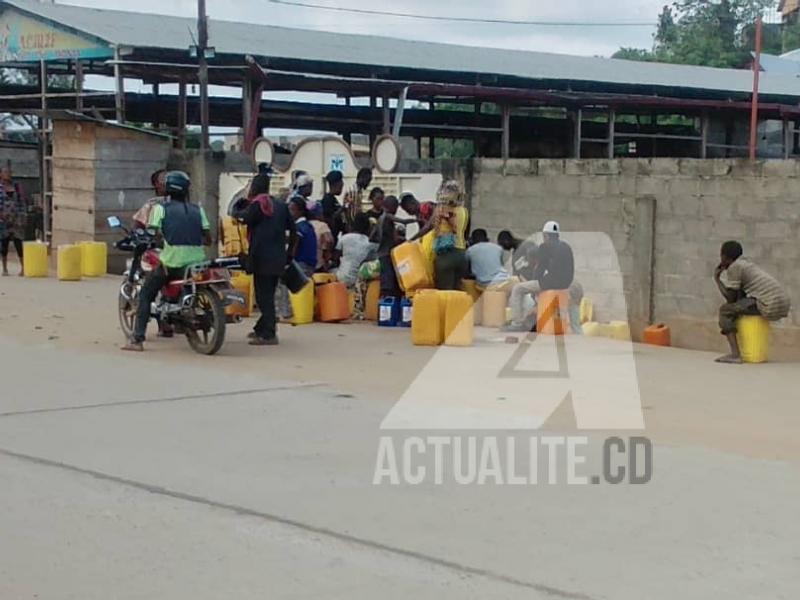 Des ménages à la recherche d'eau à Boma. Ph/ACTUALITE.CD.