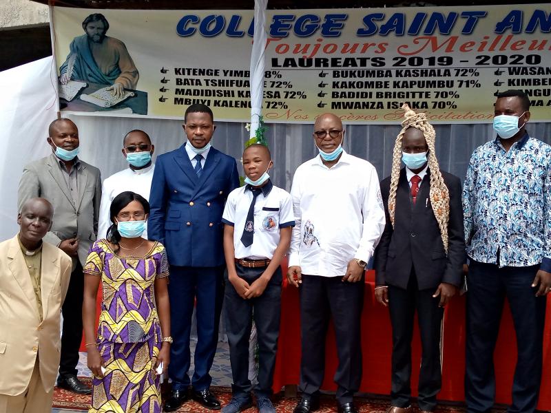 Le député Godard Motemona et les deux lauréats du Collège Saint André. Ph. Actualite.cd