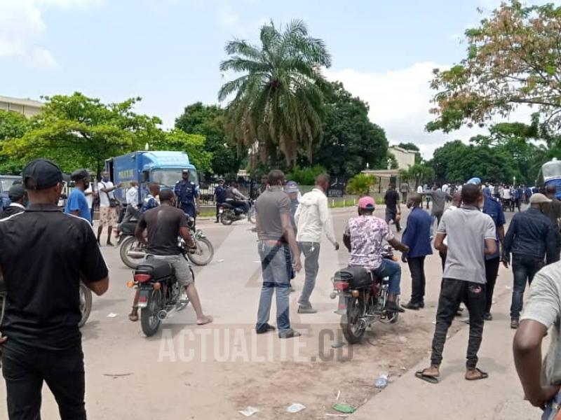 des militants aux abords du palais du peuple. PH/ACTUALITE.CD.