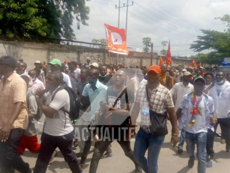 Les militants aux abords du palais du peuple. PH/ACTUALITE.CD