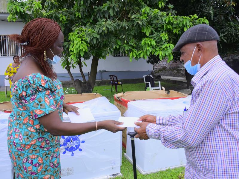 Cérémonie de remise des cadeaux par le Lydie Ndakashami Directeur des Ressources humaines de LMC