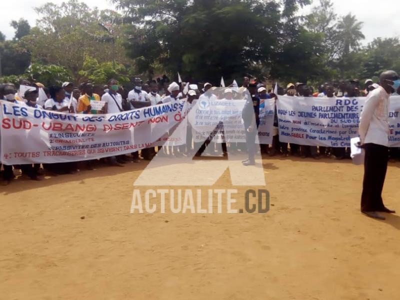 Sit-in de la population au gouvernorat du Sud-Ubangi. Photo ACTUALITE.CD.