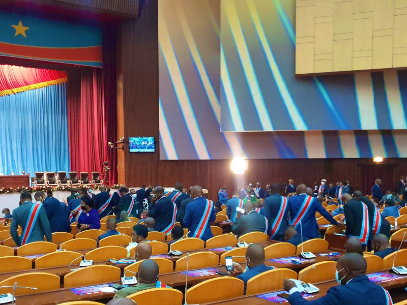 Les députés et sénateurs arrivant dans la salle du congrès/Ph AN