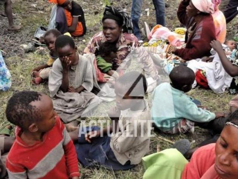 Illustration. Femmes et enfants assis dans une cours à Kanyaruchinya après avoir fuient les combats entre Fardc / Ph. ACTUALITE.CD