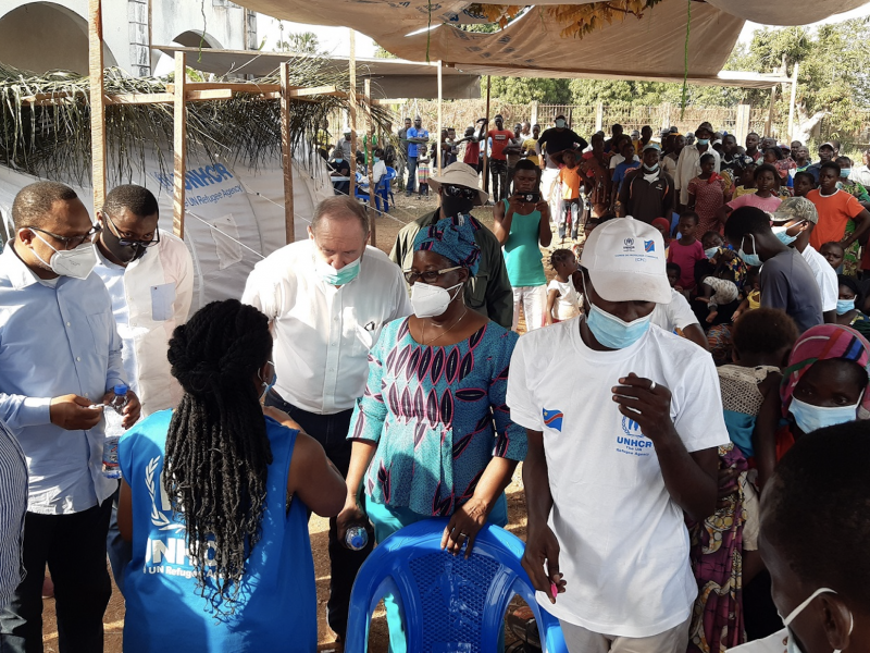 Le Coordonnateur humanitaire et la Représentante du HCR, accompagnés d’une délégation composée d’agences des Nations Unies, du Forum des ONG internationales et du Gouvernement au centre d’enregistrement de Yakoma © HCRVan Gemund.