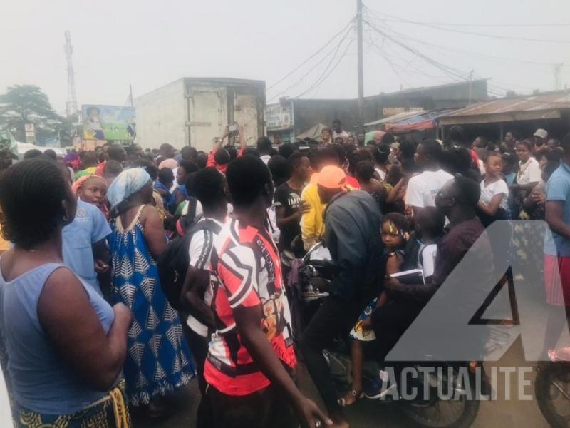 La chaussée envahie par la population après accident de circulation au croisement des avenues Mawanga et Shaba dans la commune Bumbu/Ph. ACTUALITE.CD