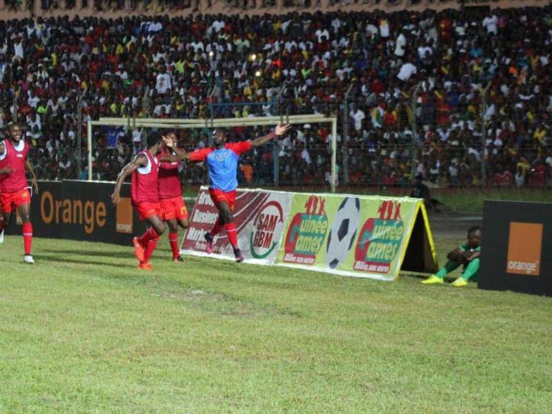 Yannick Bolasie, célébrant un but inscrit contre la Guinée en 2016 lors des éliminatoires du Mondial 2018