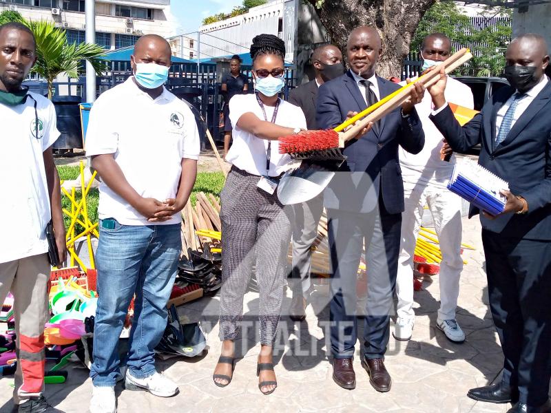 La cérémonie de remise du don au Coordonnateur de Kinshasa Bopeto