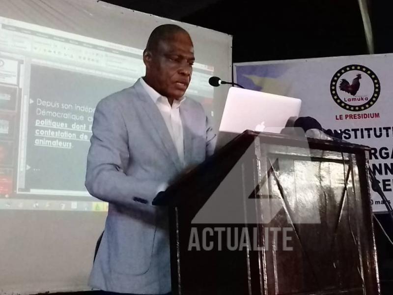 Martin Fayulu au Collège Boboto avec les étudiants/Ph. ACTUALITE.CD