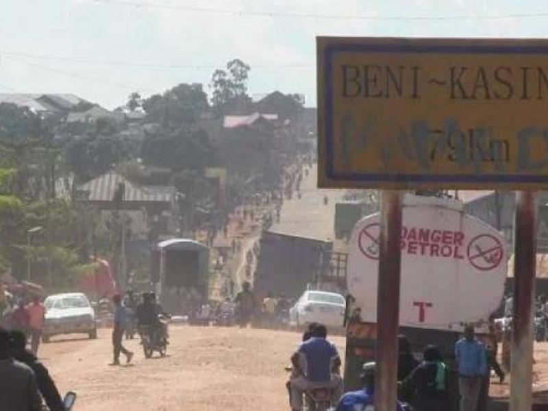 Pancarte de signalisation sur la route Beni-Kasindi/Ph droits tiers