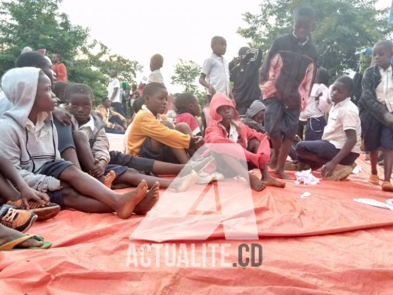 Les élèves de Beni après une nuit passée à la mairie/Ph ACTUALITE.CD