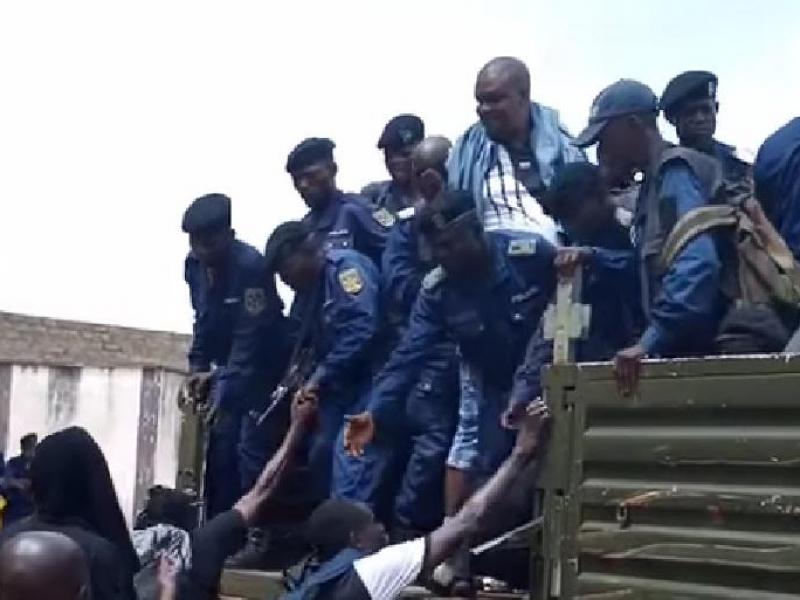 La police embarque les joueurs de Mazembe dans un camion. 